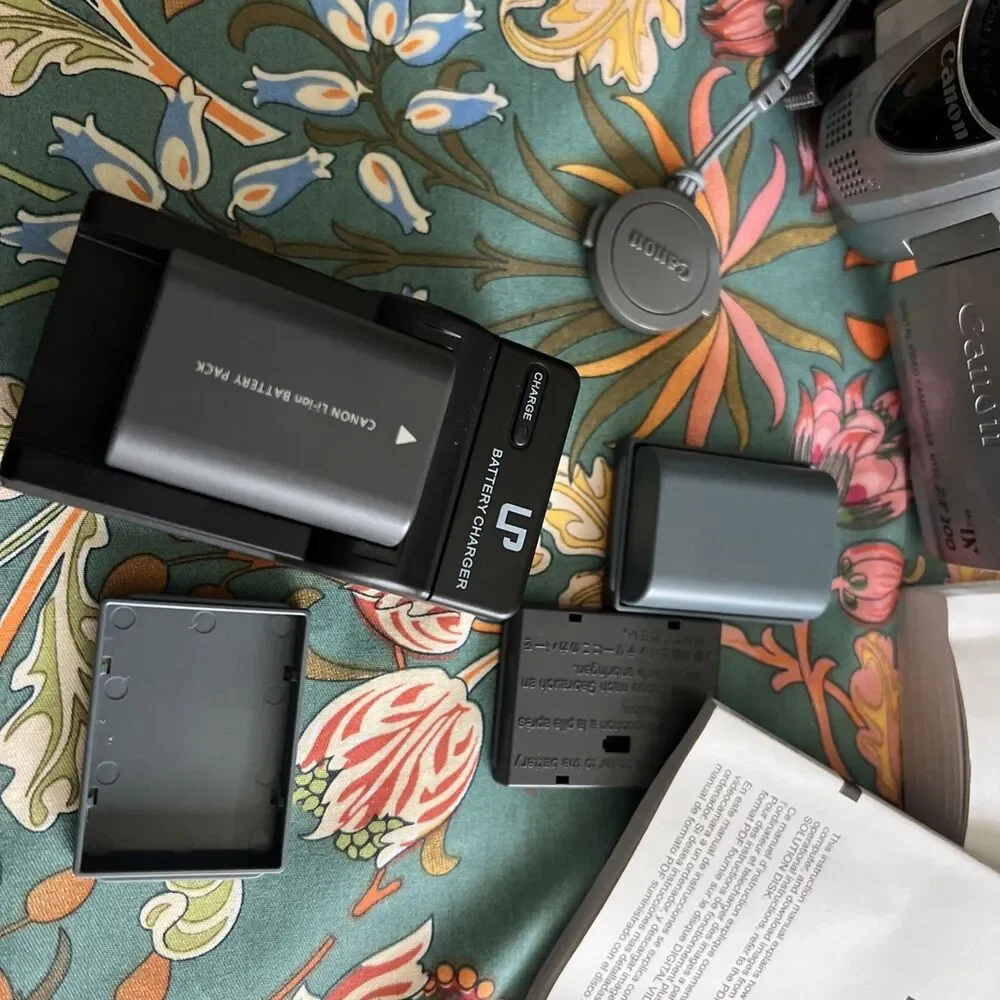 Canon ZR200 Bundle Bag SD Remote 3x Battery AV/Charging Cord Tapes Manual TESTED